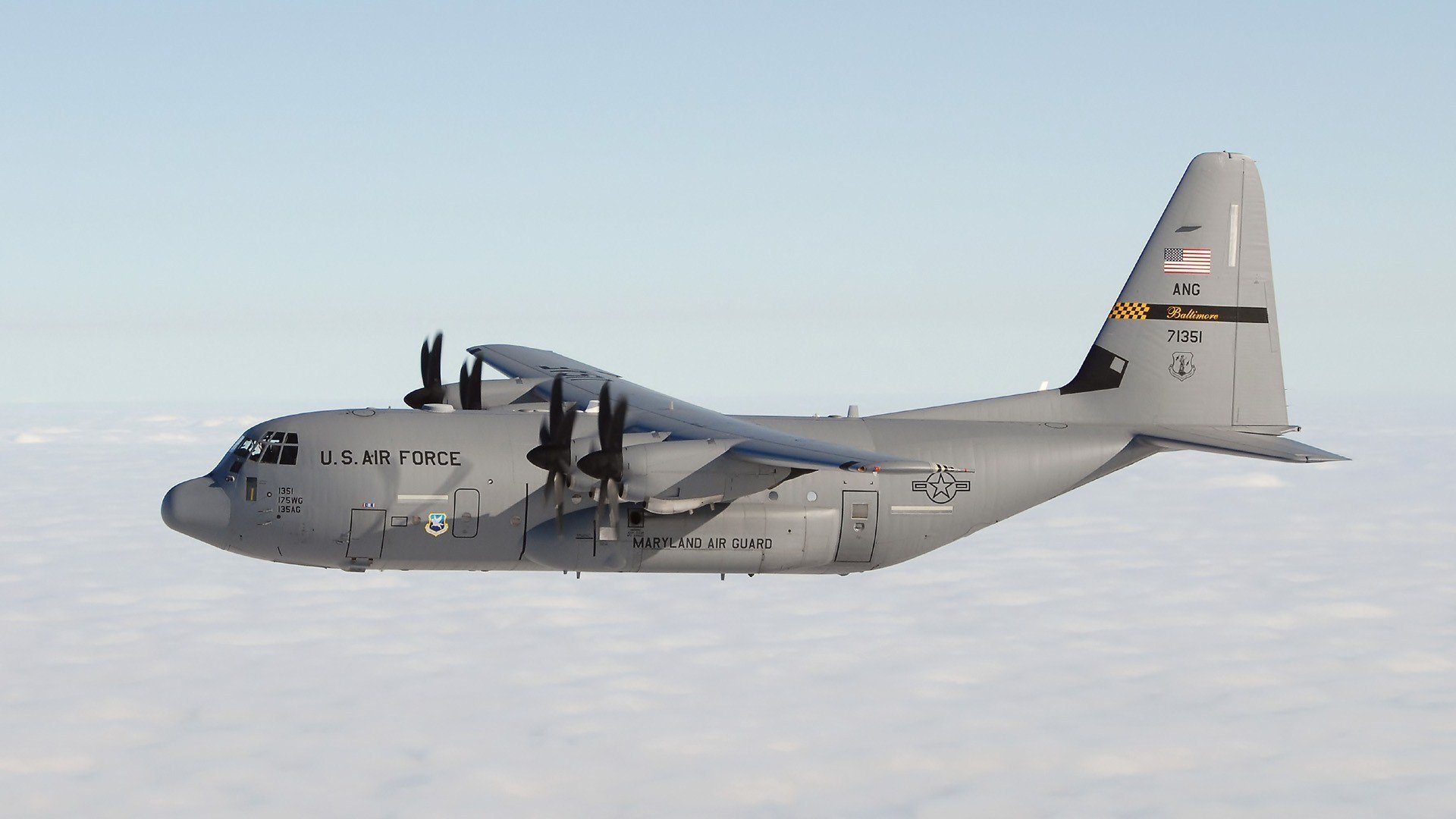 lockheed c-130 hercules transport militaire avion moyen et long portée états-unis vole nuages