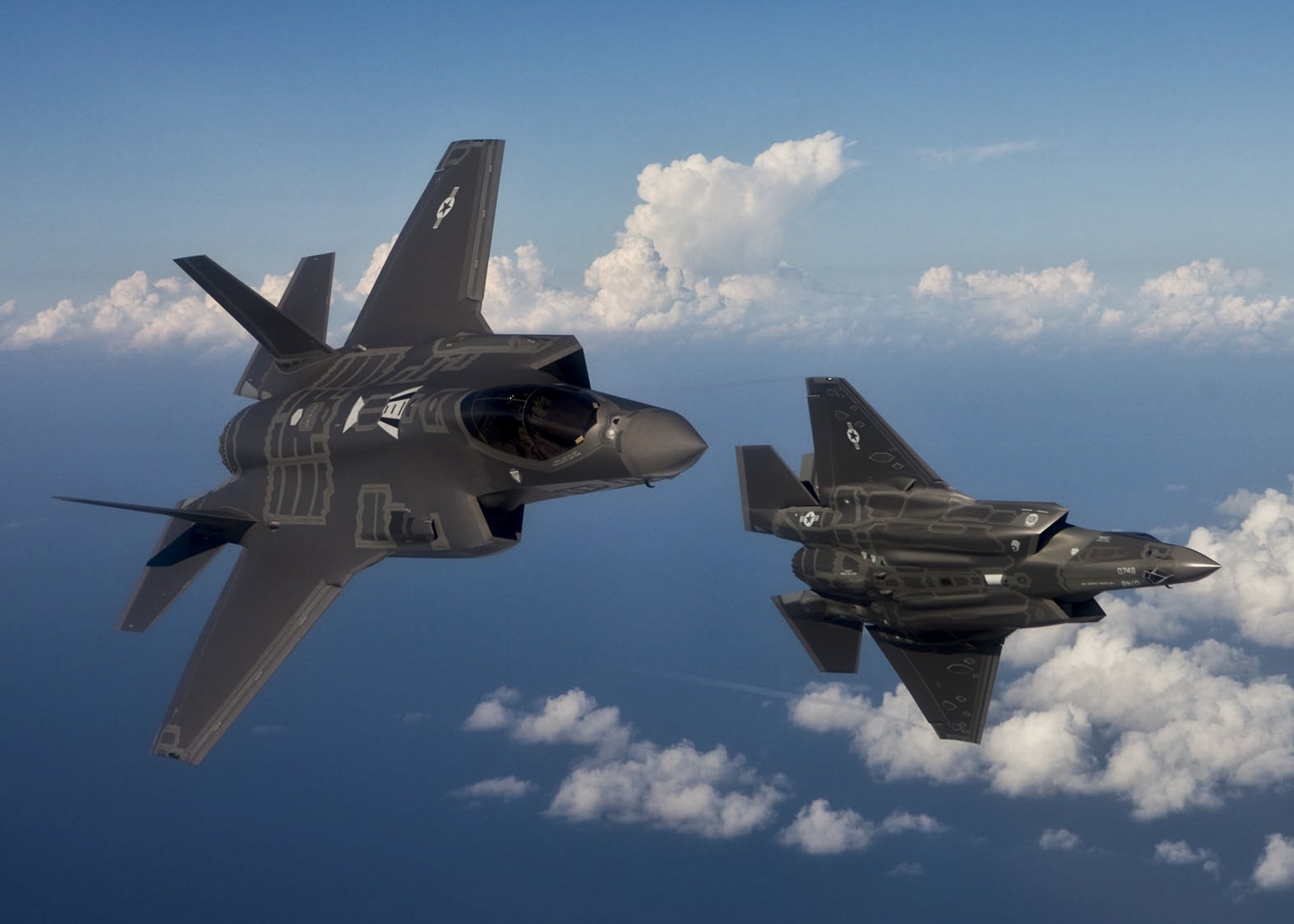 f-35 us air force caccia di quinta generazione furtivo due caccia in aria