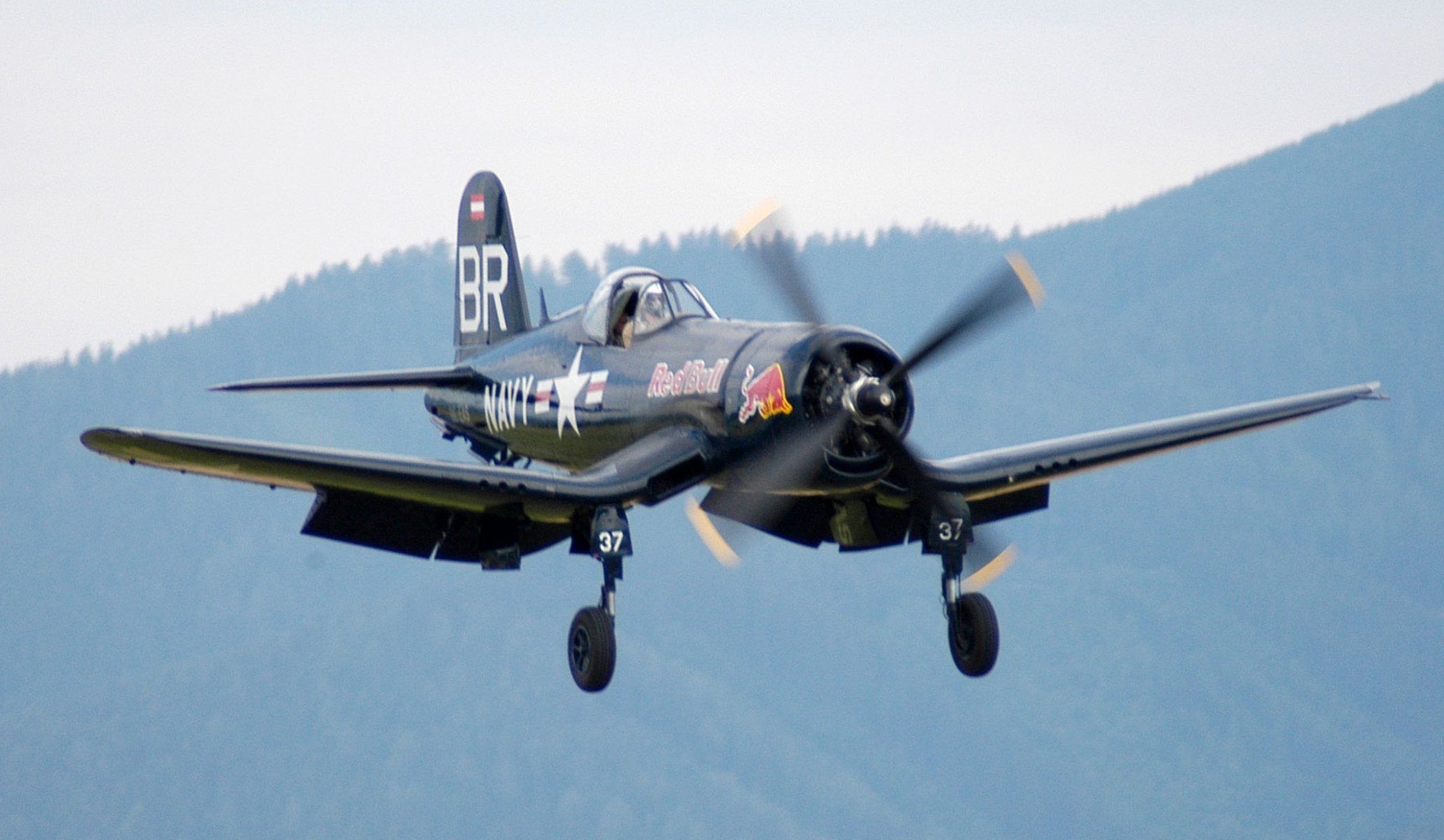 f4u samolot czerwony byk pokład myśliwiec podwozie klapy pilot