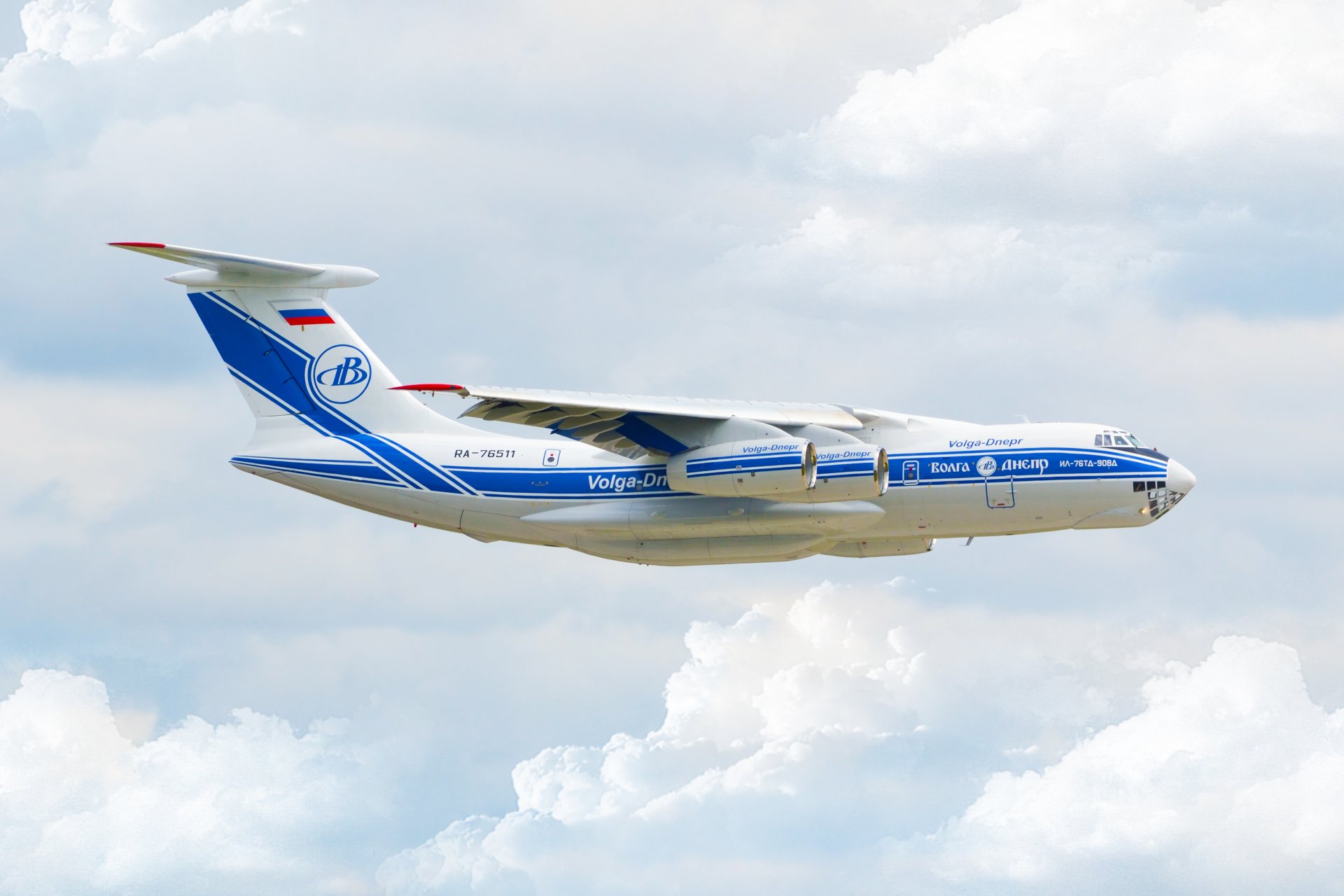 il-76 td 90vd offen militär-transportflugzeug ilyushin luftfahrt fliegt russland seitenansicht flügel himmel tag