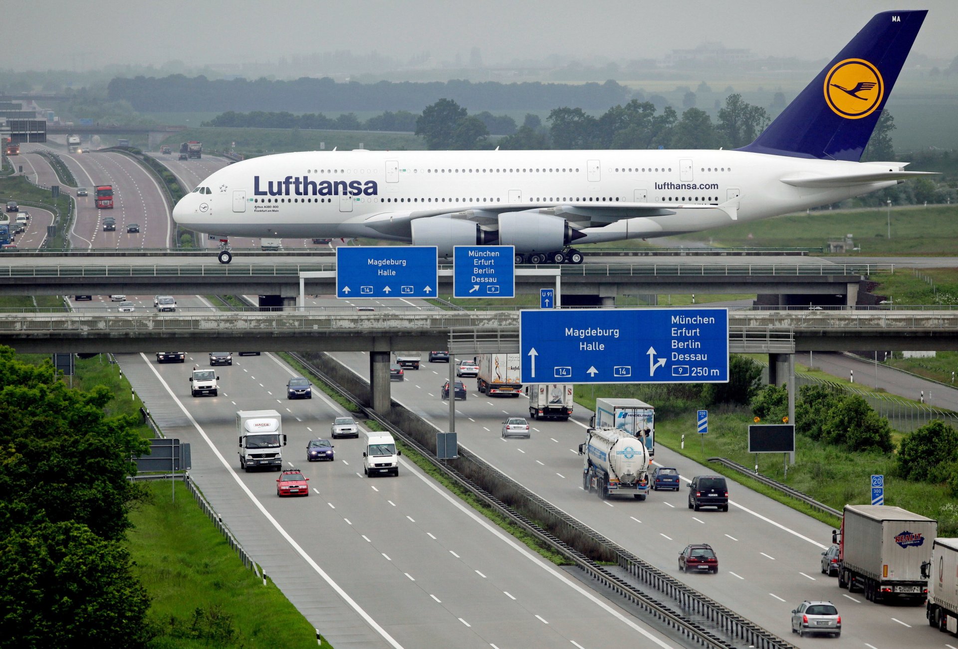 lufthansa аэробус а380 люфтганза пассажирский авиалайнер самолёт город дорога мост автобан машины пассажира самолет шоссе автомобили