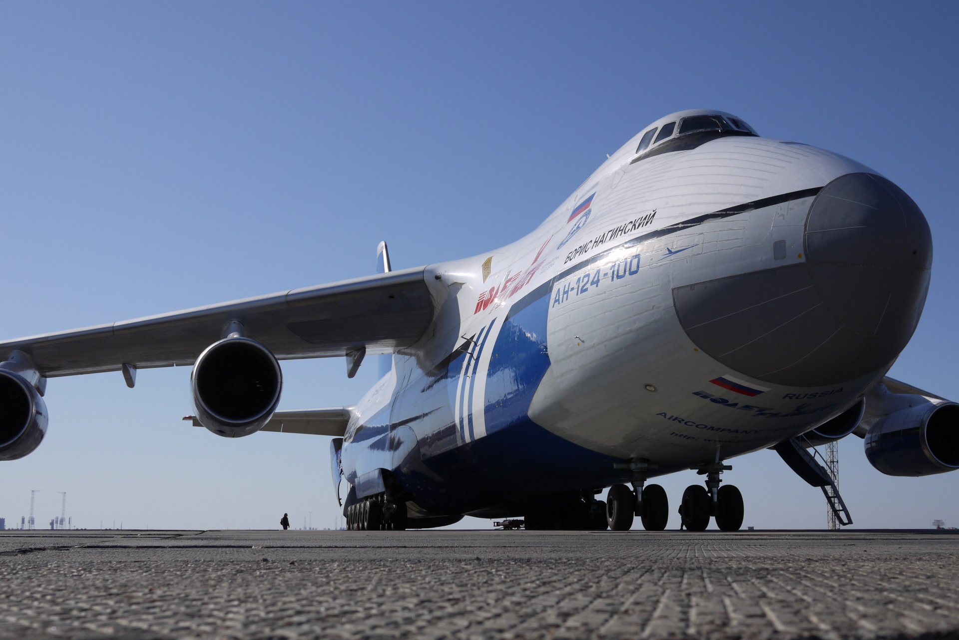 compagnia aerea volo russia an-124-100 ruslan nome-boris naginsky aeroporto motori carrello di atterraggio vista frontale