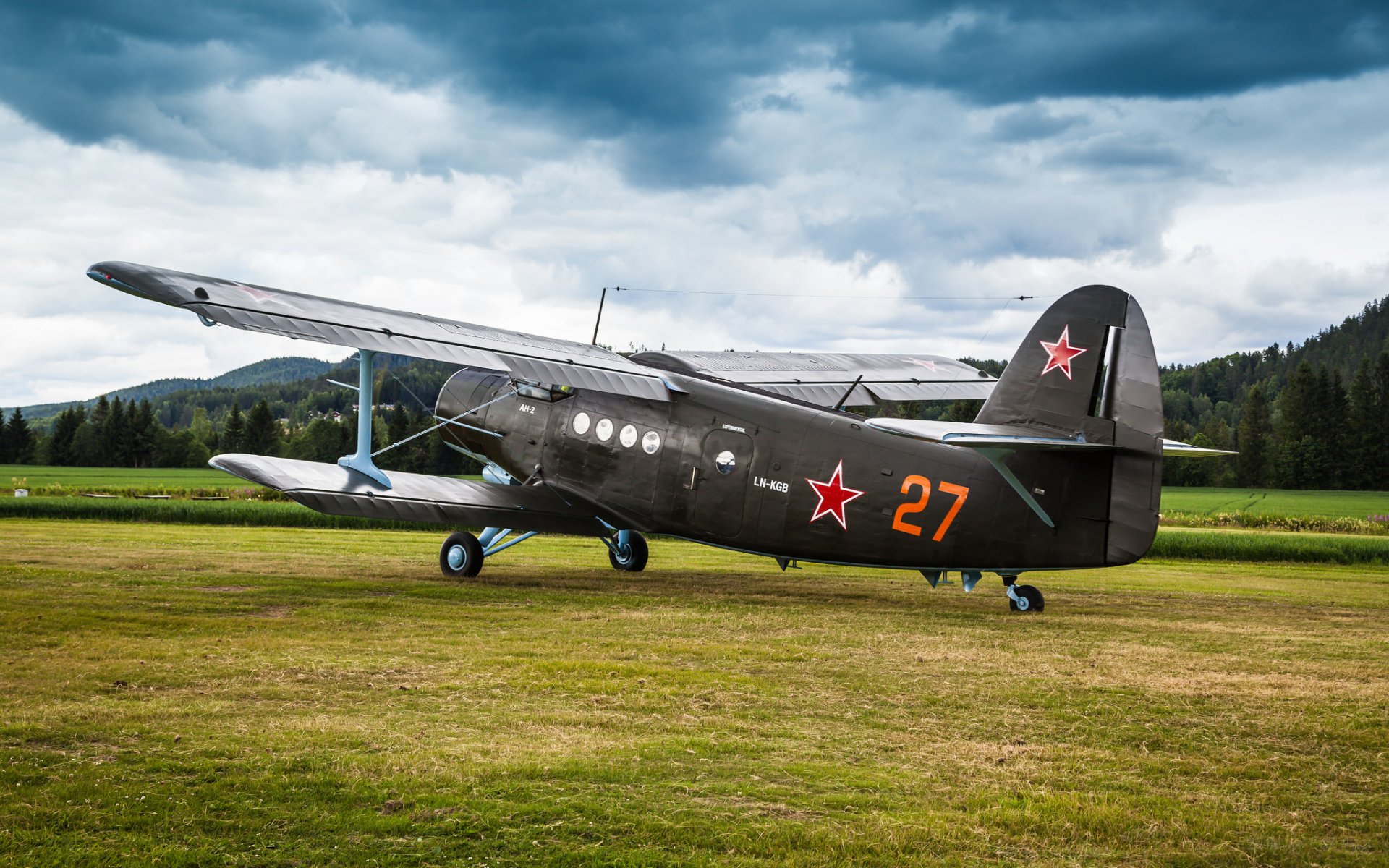 antonov an-2 mehrzweck flugzeug doppeldecker flugplatz