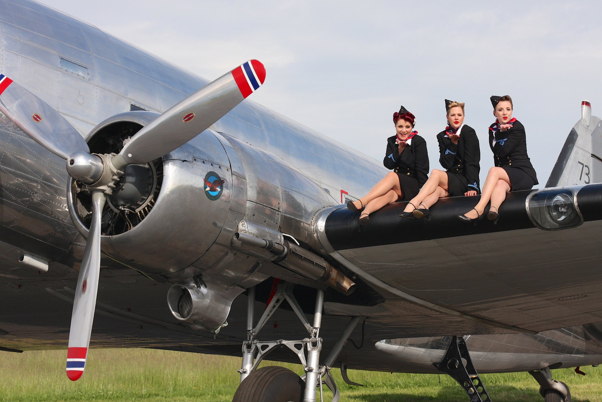 c-53d skytrooper militär-transportflugzeug mädchen