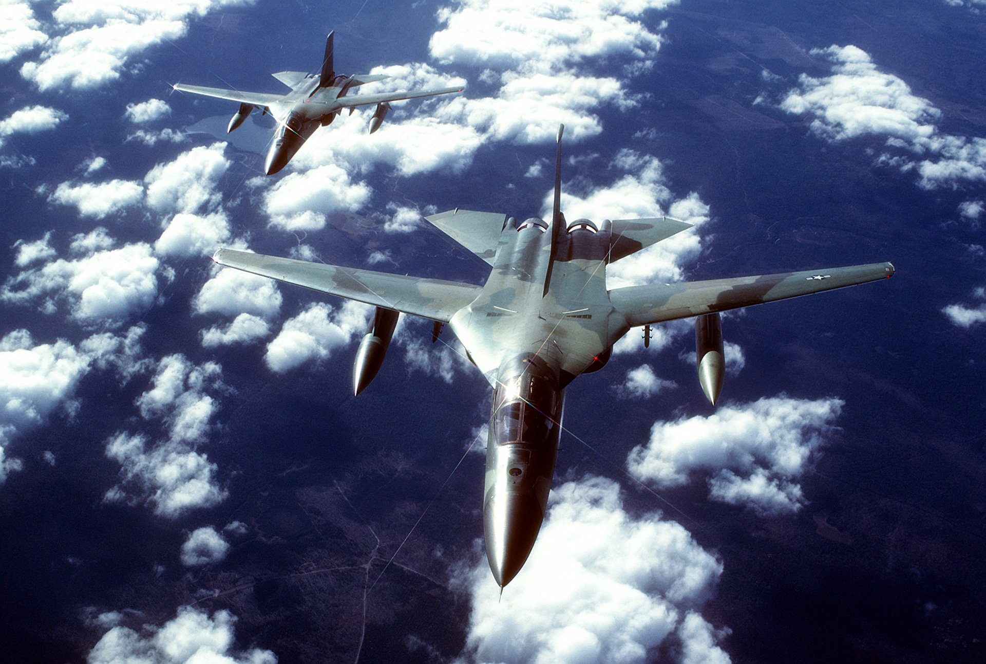 general dynamics f-111 bombardero táctico ala de barrido variable vuelo nubes vapor cielo