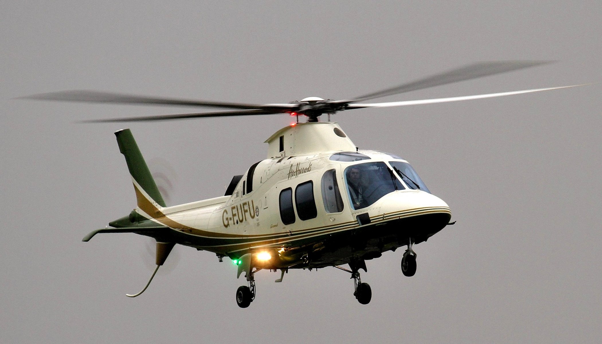 ciel hélicoptère à huit places hélicoptère agusta a109s grand