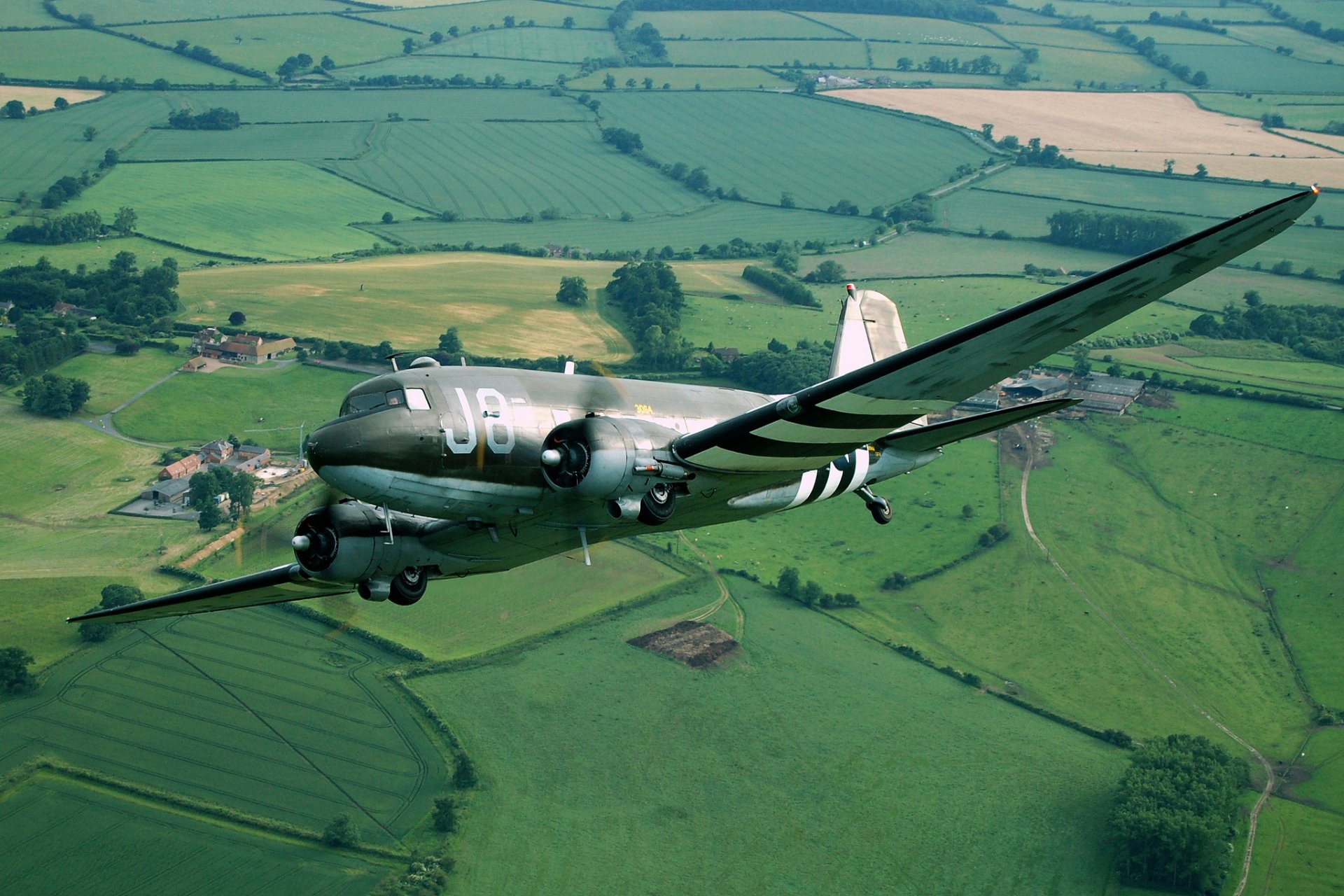 douglas dc-3 military transport plane