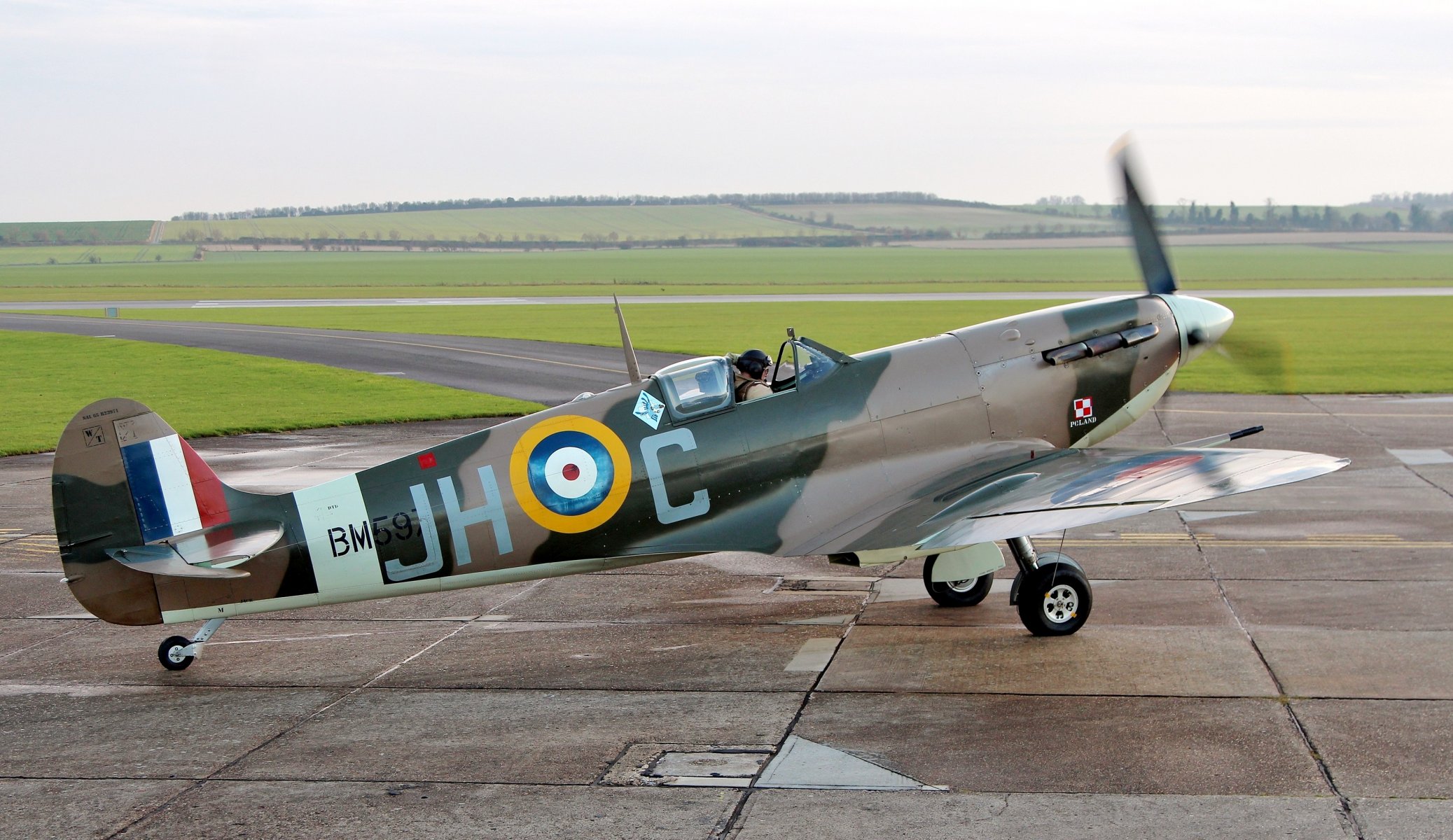 airport the field plane spitfire lf.vb uk single fighter ww2