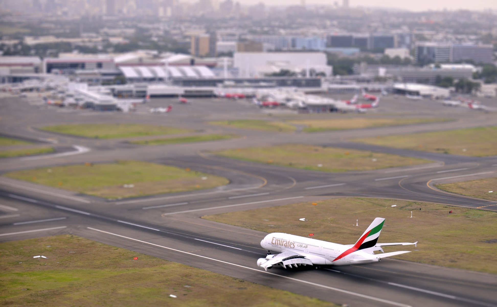 airbus a380 avión carril aeropuerto despegue vista superior día aviación