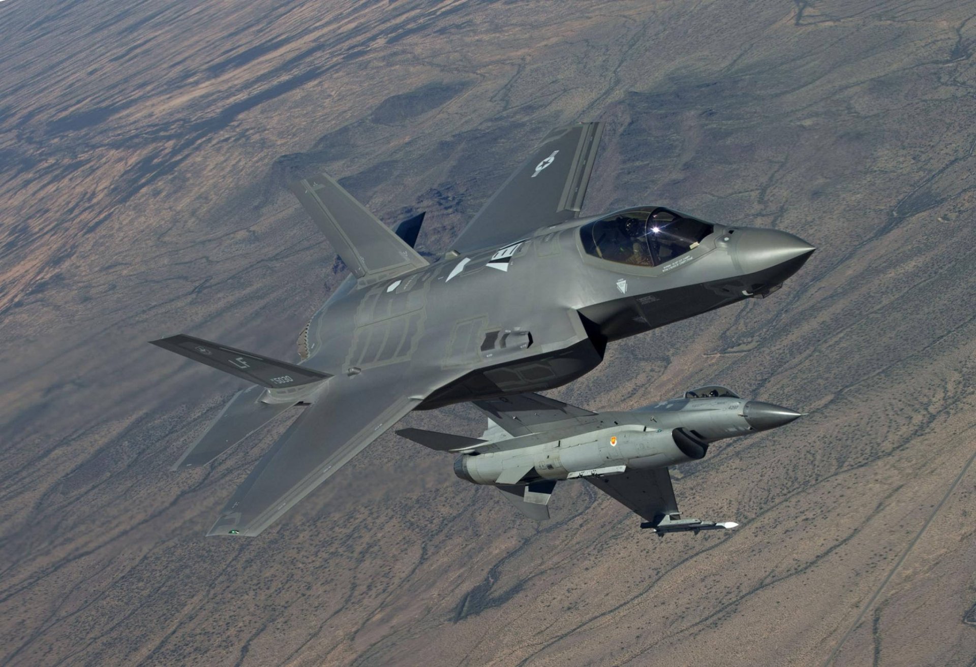 f-35 lightning ii f-16 fighting falcon combattants sol