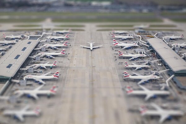 Terminal di Heathrow con aerei parcheggiati