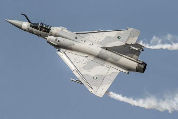 Chasseur polyvalent Mirage 2000 volant dans le ciel