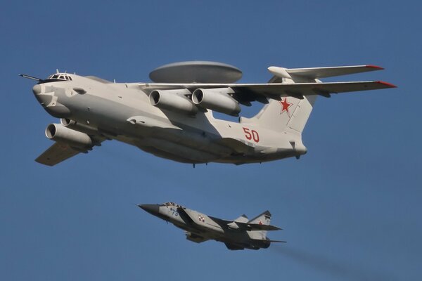 A-50 ist ein Radar-Detektionsflugzeug. Mig - 31 Doppel Kämpfer