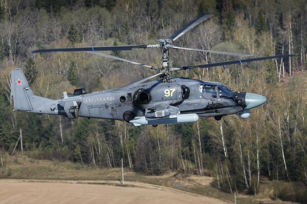 Ein Militärhubschrauber hängt tief über der Erde