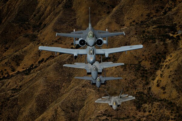 Fuerza aérea de EE.UU. sobrevuela terreno salvaje