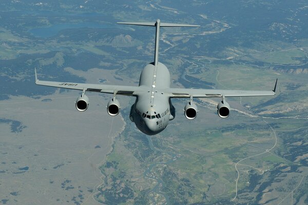 Boeing C-17 Globemaster III военно-транспортный самолёт США в полете