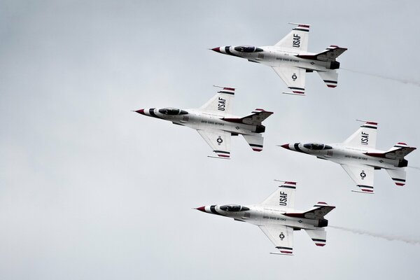 Kampfjets am Himmel, die eine Kunstflugfigur ausführen