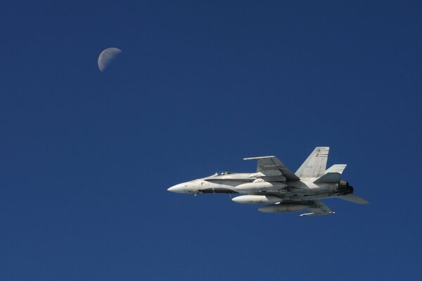 Ein cf18-Kampfflugzeug, das in den Himmel fliegt