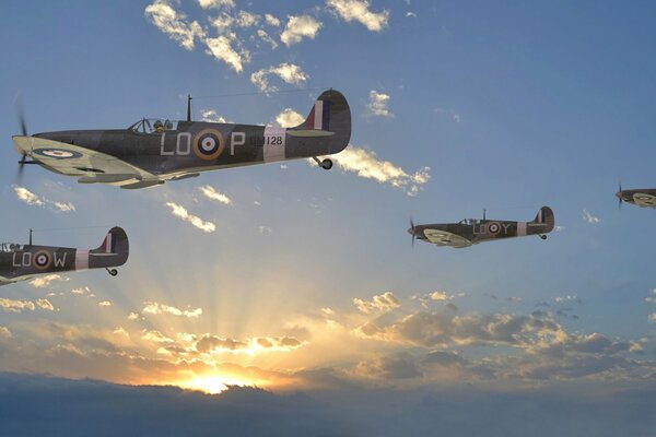 Britische Kampfflugzeuge am Himmel bei Sonnenuntergang