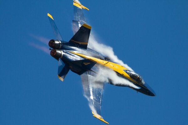 Avión en actuaciones de demostración en el cielo