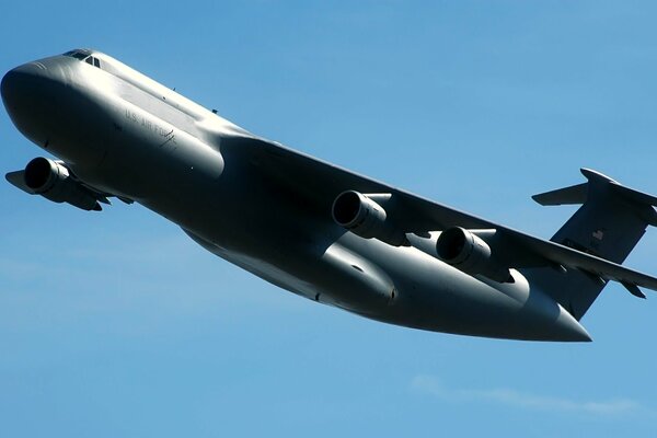 L aereo cargo militare, C-5, Decolla