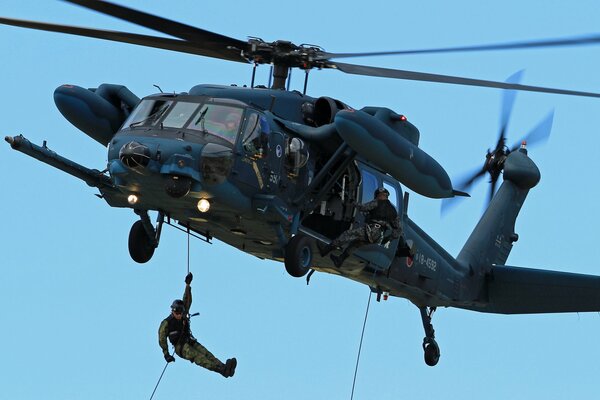 Landung der Besatzung aus einem Mehrzweckhubschrauber