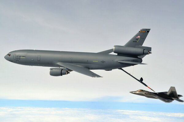 Refueling of the f-22 raptor aircraft in the air