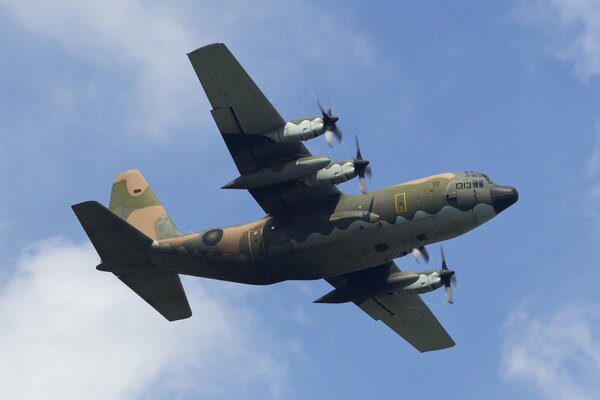 Un avión de transporte militar sobrevuela la ciudad