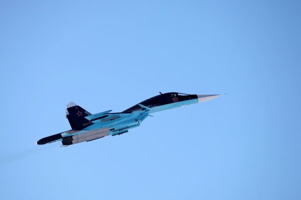 Caza ruso su-34 en vuelo