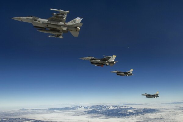 Cazas cuatro aviones sobre picos nevados