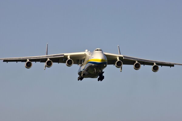 L aereo da trasporto An-225 vola nel cielo