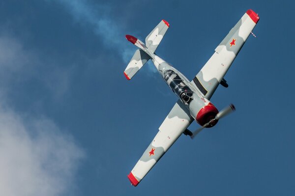 Aereo Yak-52 nel cielo facendo una curva