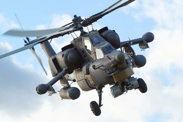 Вертолет ми-28н Ночной охотник совершает правый крен