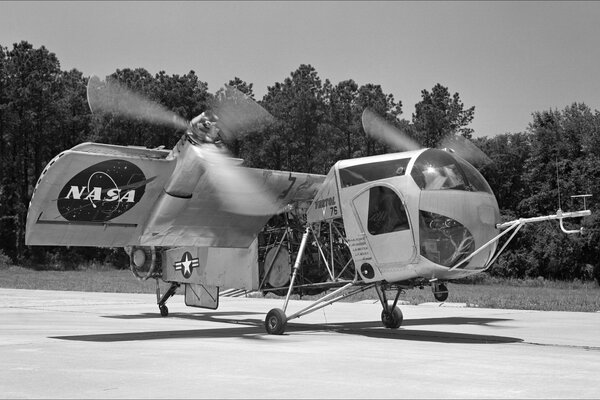 Photographie en noir et blanc d un hélicoptère VZ-2