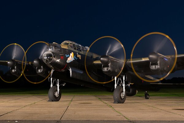 Ciężki czterosilnikowy Avro Lancaster bombowiec