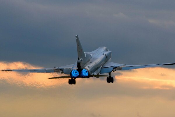 Bombardero supersónico tu-22m en vuelo