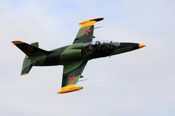 Vuelo de un avión de entrenamiento de combate tipo Albatros