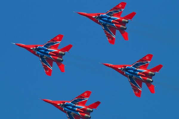 Vier schöne mig29 sezieren den Himmel