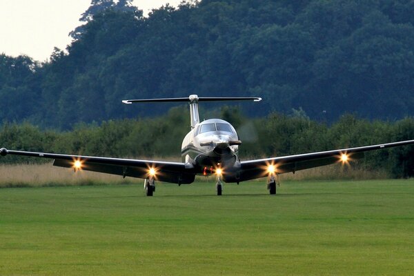 El avión Pilatus ps12 se prepara para despegar