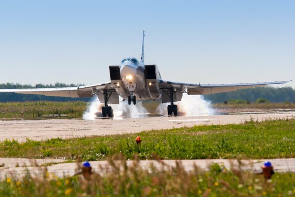 Raketenbomber auf der Landebahn