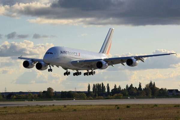 Airflance a380 взлетает на взлетной полосе