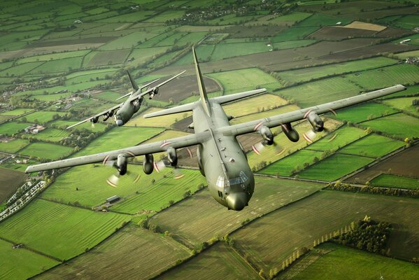 Американский военно-транспортный самолет c-130k геркулес