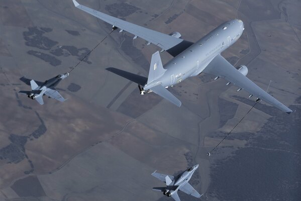 The F-18 fighter refuels in the air from the Airbus A330 - mrtt