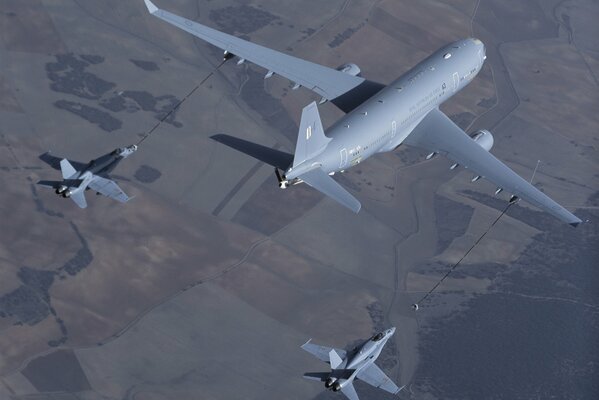 Myśliwiec f - 18 tankuje w powietrzu z Airbusa A330 - mrtt