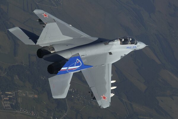Avión de combate biplaza de la fuerza aérea rusa en el aire