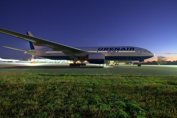 Samolot pasażerski Boeing 777 na nocnym lotnisku