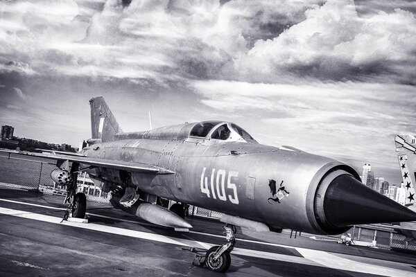 Caza multipropósito supersónico MIG-21 foto en blanco y negro