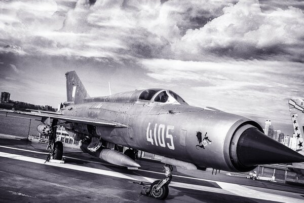Caccia multiruolo supersonico MiG - 21 foto in bianco e nero