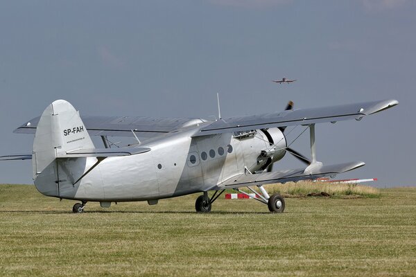 Avion biplan champ et ciel orageux