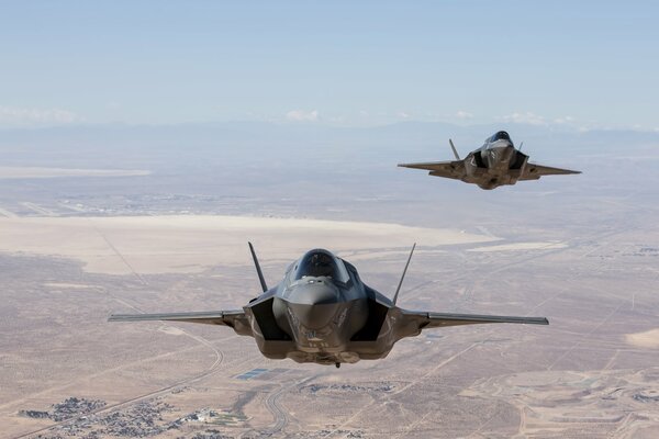 Dos aviones militares en el cielo sobre el desierto